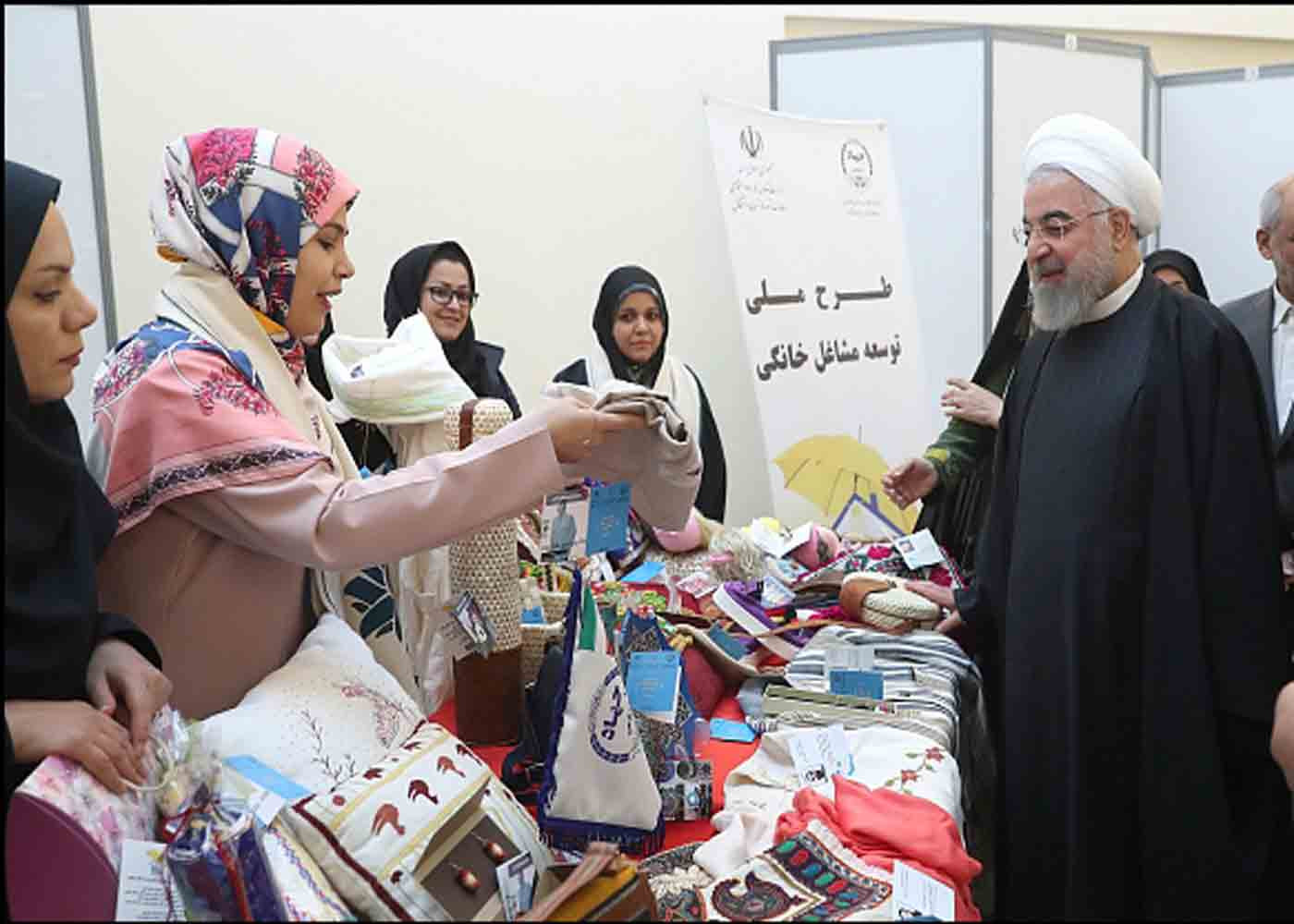بازدید دکتر روحانی از نمایشگاه توانمندی و دستاوردهای زنان کشور در حاشیه دومین نشست «ستاد ملی زن و خانواده»