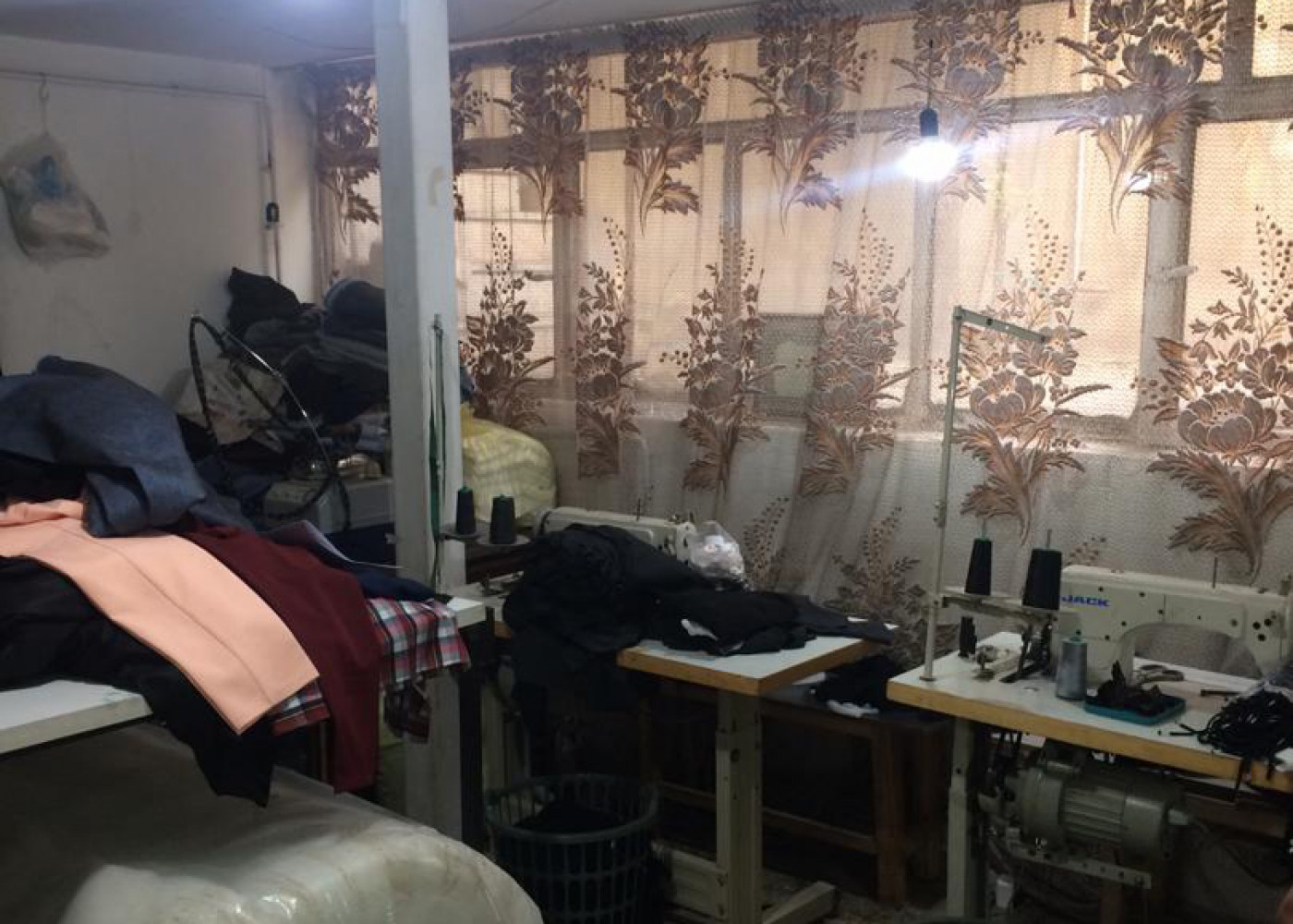 بازدید تیم اجرایی جهاد دانشگاهی قزوین از یک کارگاه تولید پوشاک در شریفیه