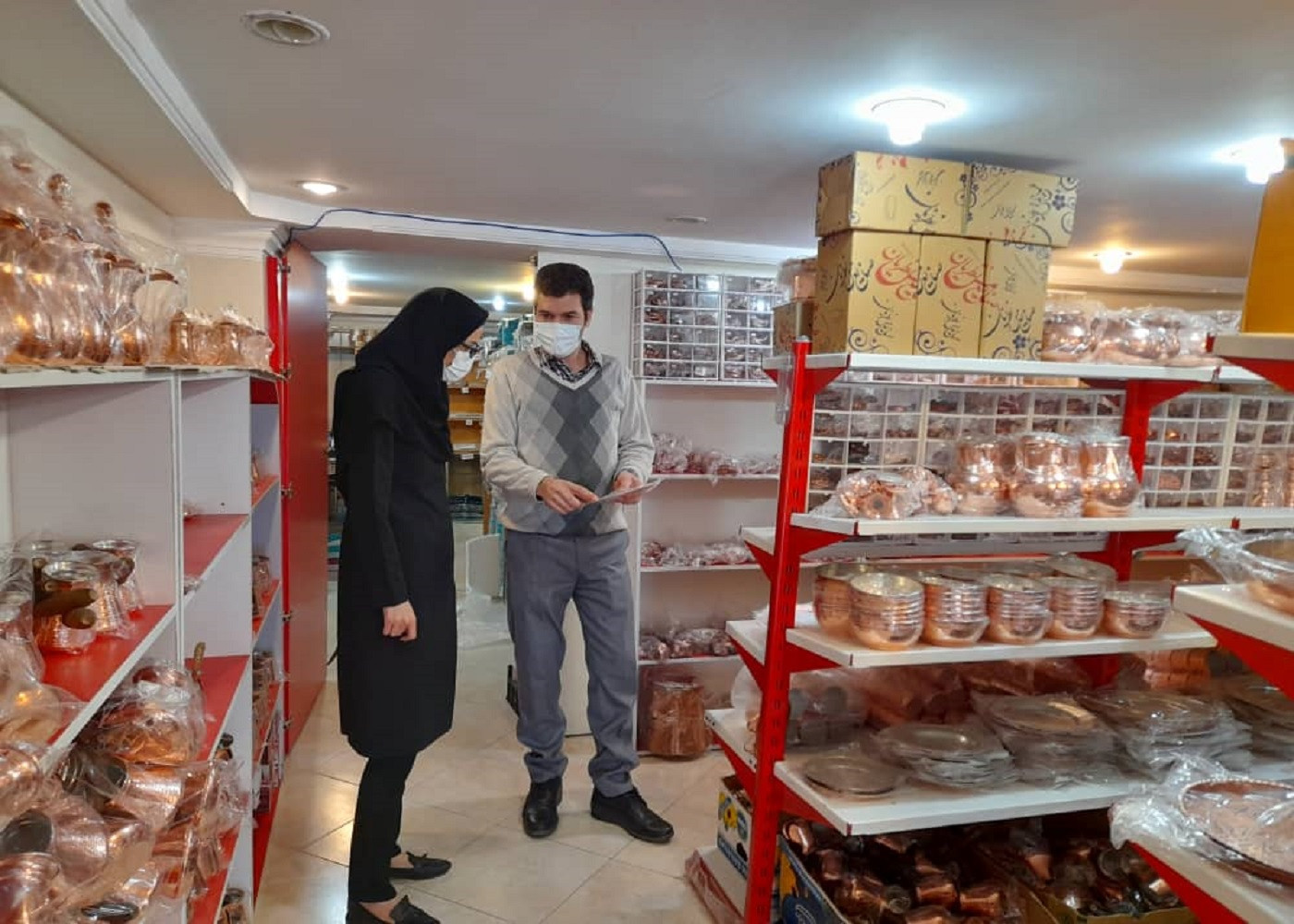 تیم اجرایی طرح ملی توسعه مشاغل خانگی از انبار محصولات صنایع دستی در زنجان بازدید کرد.