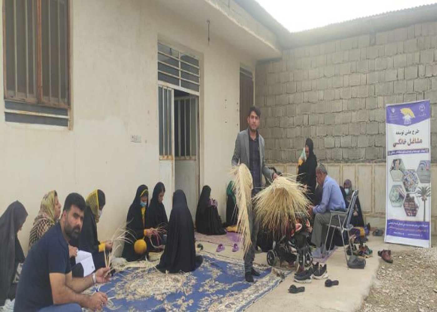 برگزاری کلاس‌های آموزش حصیر بافی در روستای قلعه سفید استان بوشهر