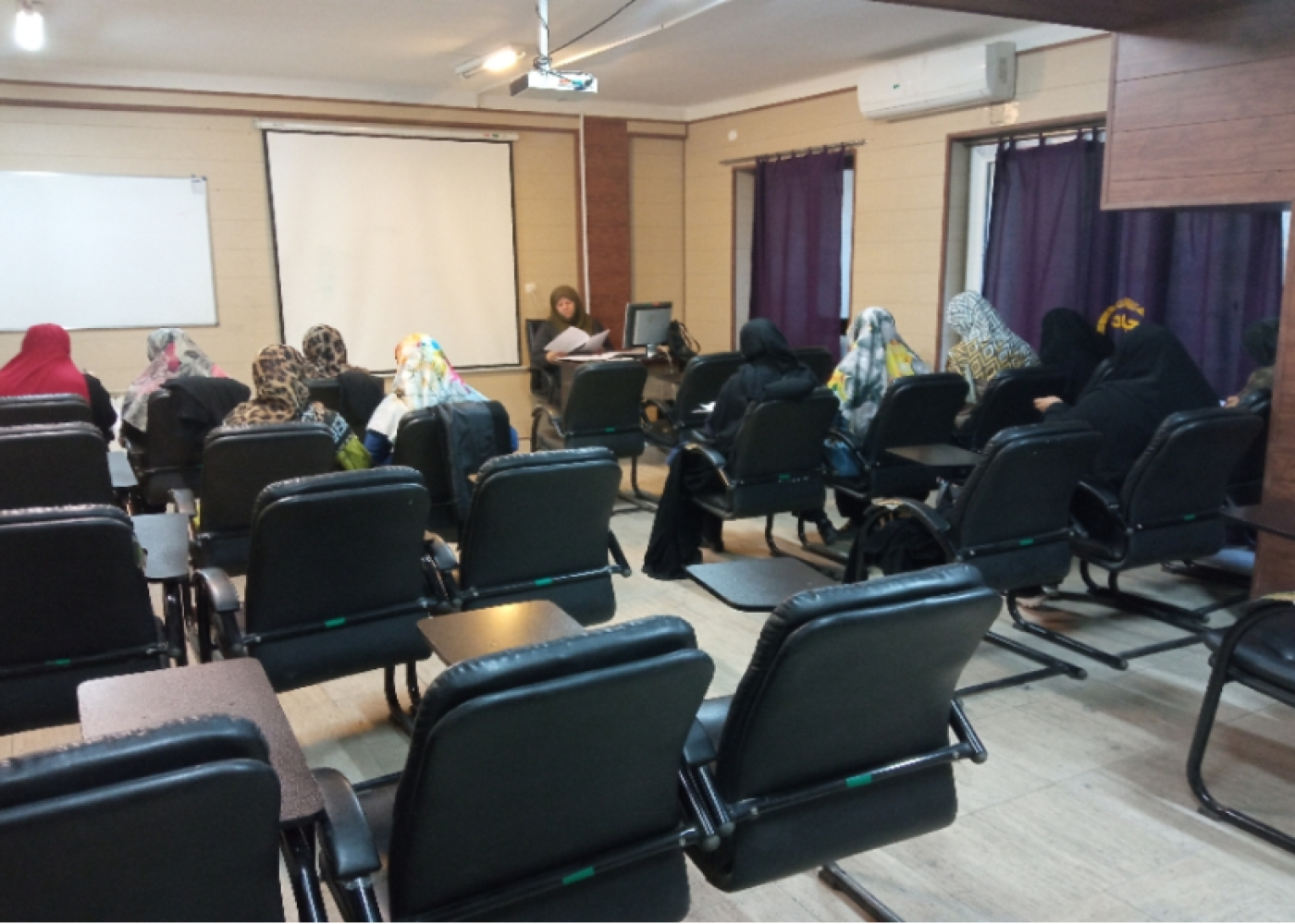 جلسه آخر (آزمون) سومین گروه از دوره آموزشی قالیبافی ویژه متقاضیان طرح ملی توسعه مشاغل خانگی استان قزوین برگزار شد