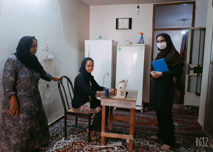بازدید مدیر اجرایی طرح مشاغل خانگی خوزستان از فعالیت زنان سرپرست خانوار تولیدی جاتی اهواز