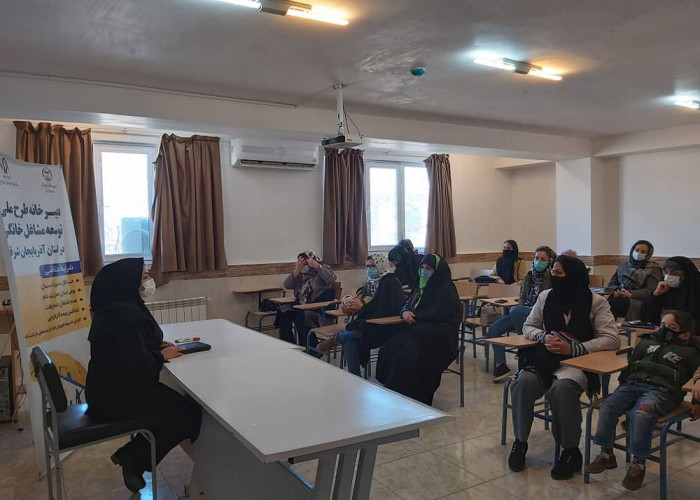 برگزاری جلسه مشاوره و اموزش عمومی برای بافندگان قالی در استان آذربایجان شرق