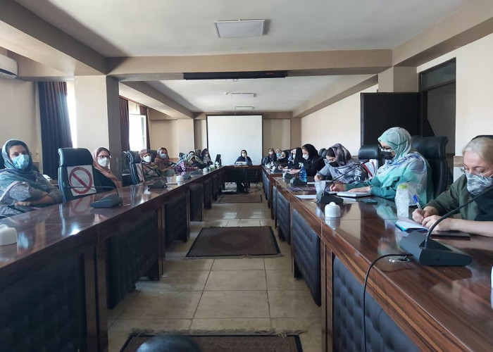برگزاری جلسه مشاوره و اموزش عمومی برای تعدادی از متقاضیان حوزه تولیدات چرم دست دوز در استان آذربایجان شرقی