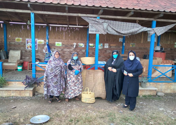زنان حصیر باف به پیشرانی خانم رضازاده و با همکاری طرح ملی توسعه مشاغل خانگی کسب و کار پر رونق در استان گیلان راه اندازی کردند