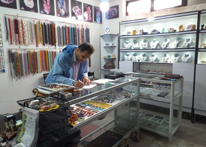 بازدید از کارگاه گوهر تراشی دالوند در خرم‌آباد
