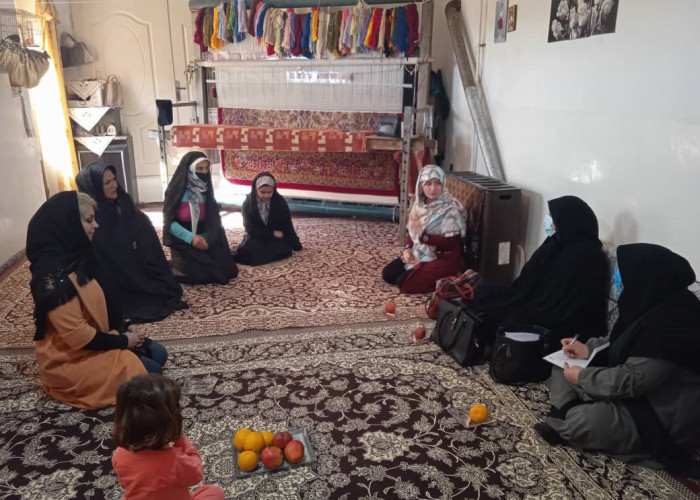 بازدید نمایندگان استانداری و جهاددانشگاهی قزوین از کارگاه قالی‌بافی در تاکستان