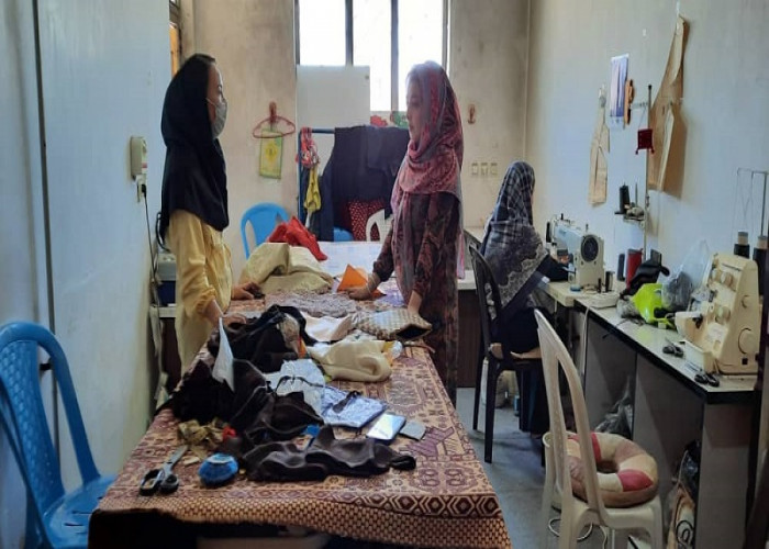 بازدید تسهیلگر طرح ملی توسعه مشاغل خانگی استان گلستان از کارگاه خیاطی