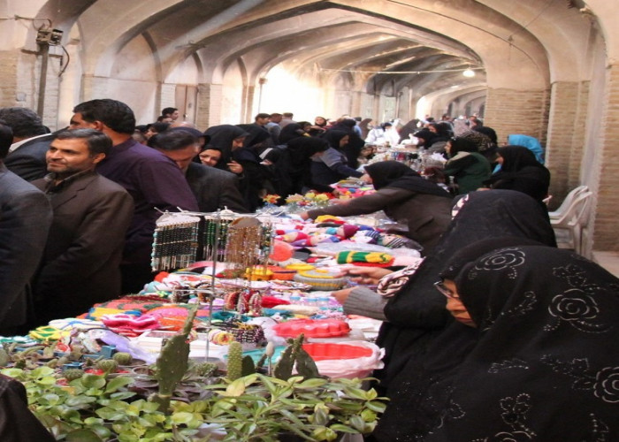 برگزاری نمایشگاه عمومی دست بافته های سنتی توسط زنان در طرح ملی مشاغل خانگی در بازار قلعه محمود کرمان