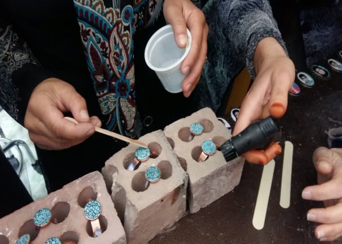 برگزاری کارگاه تخصصی ساخت زیورآلات سنتی به روش رزین در طرح ملی توسعه مشاغل خانگی استان کرمان