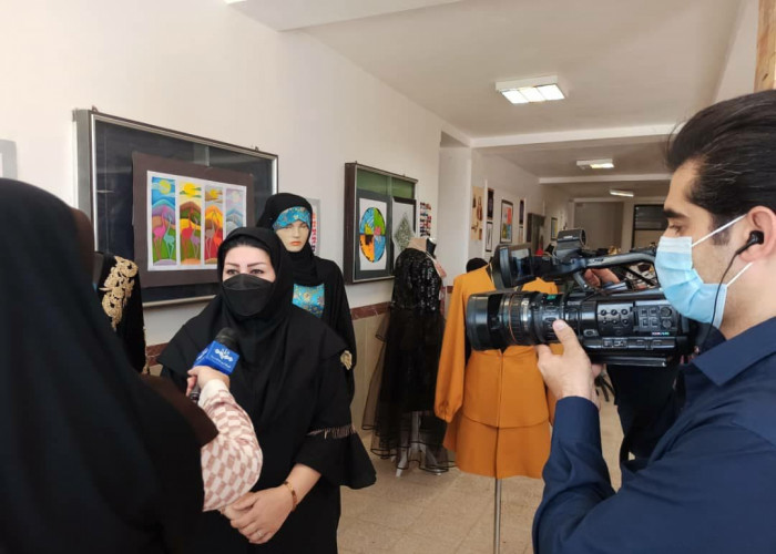 تهیه گزارش خبری صدا و سیمای مرکز ایلام از نمایشگاه «مد و لباس» طرح ملی توسعه مشاغل خانگی در جهاد دانشگاهی
