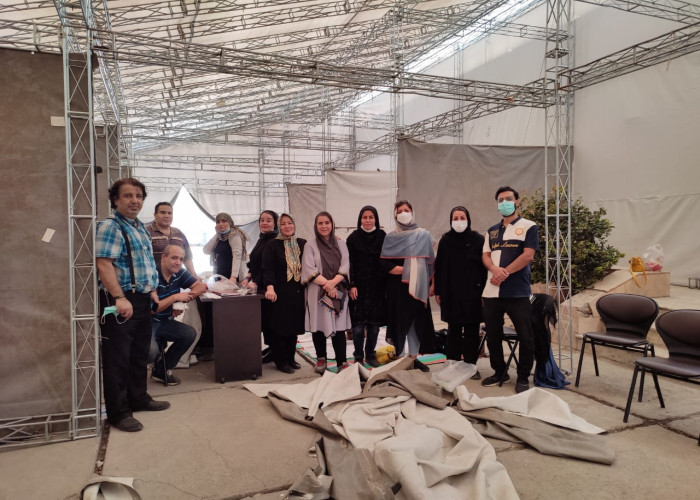 نصب چادر های غرفه ها توسط پیشرانان در مرکز ساماندهی توسعه مشاغل خانگی البرز