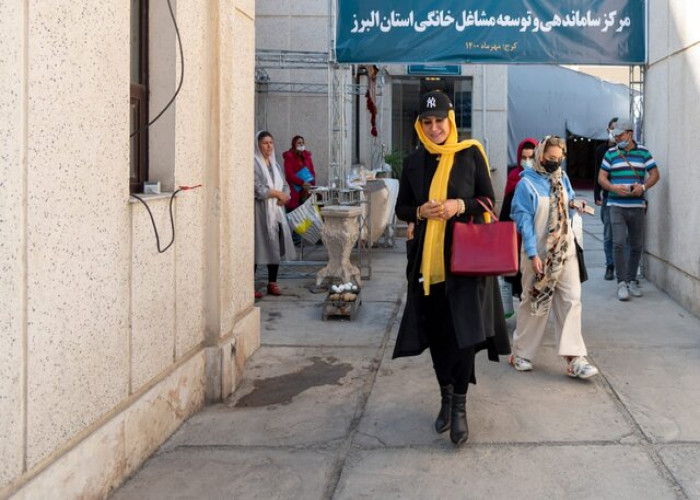 بازدید بانوی کارآفرین کرجی از نخستین نمایشگاه مشاغل خانگی استان البرز