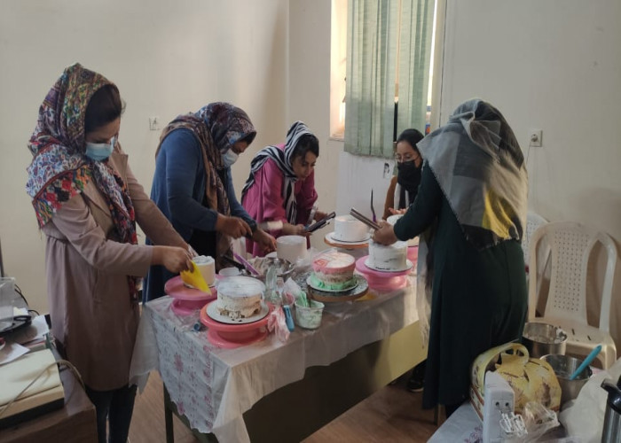 برگزاری کارگاه آموزش شیرینی پزی در عالیشهر