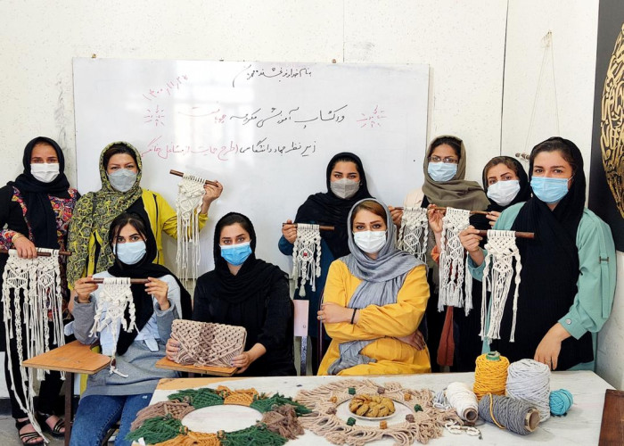 کلاس آموزش مکرمه بافی در دشتستان برگزار شد